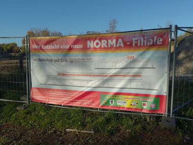 Baustellen Banner für die NORMA Baustelle, Baubeginn: 10.09.2024