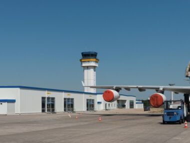 Interimsterminal und Tower - Vorfeldseite